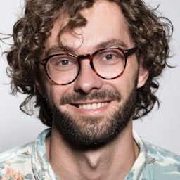 资深足球评论员张明远先生面带微笑的肖像照片